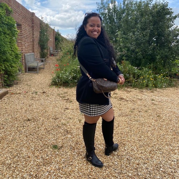 Closet Closing  Heading to London again! Closet closing December 25! Re-open 1/8 - Picture 5 of 6